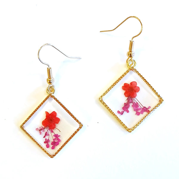 Square-shaped earrings with floral design 
