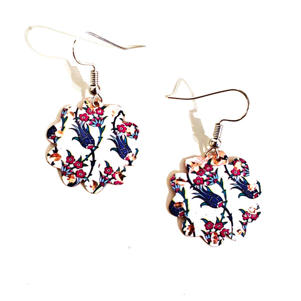 Pair of floral earrings in white and blue