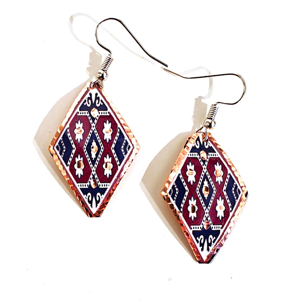 Pair of diamond-shaped earrings with geometric pattern