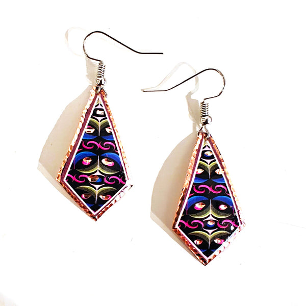 Pair of geometric earrings with colorful design 