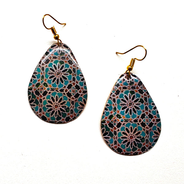 Teardrop-shaped earrings with geometric pattern