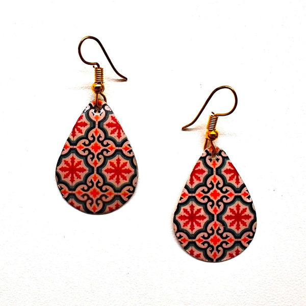 Teardrop-shaped earrings with red and black geometric pattern