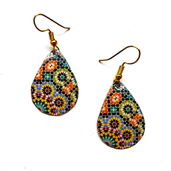Teardrop-shaped earrings with colorful geometric pattern