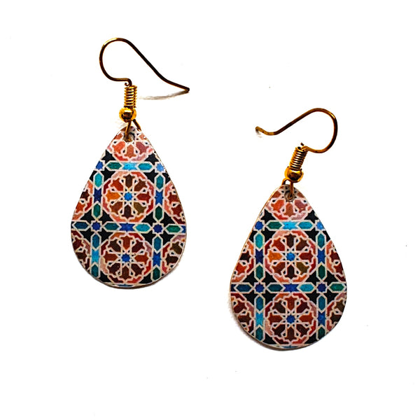 Teardrop-shaped earrings with geometric pattern