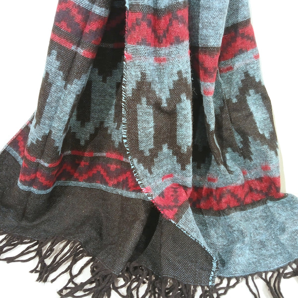 Patterned scarf with fringes 