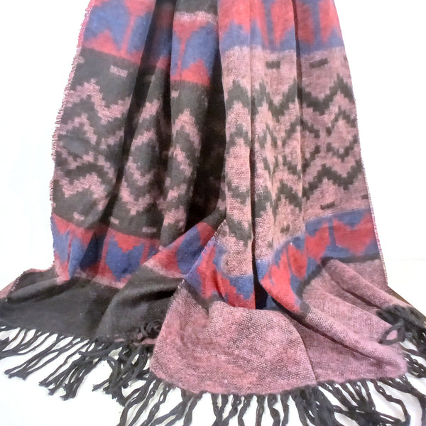 Patterned scarf with fringes 