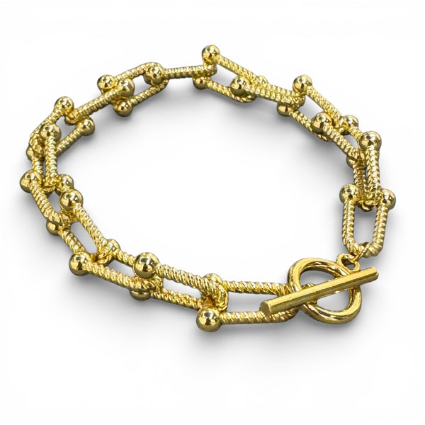 Gold bracelet with a clasp 